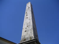 L'obelisco che sormonta la fontana