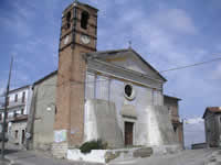 Una chiesa imponente nei pressi del Corso Vittorio Emanuele II a Savignano Irpino