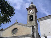 Il campanile di una chiesa lungo il Corso di Savignano Irpino