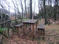 Tavolo e sgabelli in legno tra i ruderi del Castello