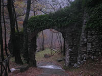 Un arco tra i ruderi del Castello