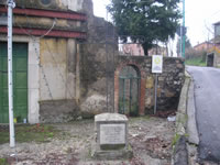 Croce in metallo davanti alla Chiesa della Madonna di Costantinopoli