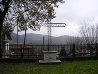 Croce in metallo nei pressi della Chiesa di San Rocco