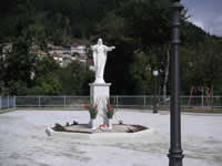 Monumento alla Madonna ad uno degli ingressi del paese