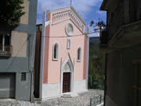 Una chiesa recentemente restaurata. Fiancheggia la scalinata in pietra che conduce alla fontana ed al lavatoio