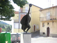 Monumento nella piazza centrale di S. Nicola Baronia