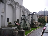 Il Monumento ai Caduti ed i ruderi della Chiesa di Sant'Antuono