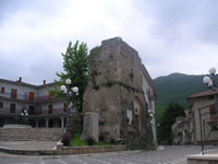 La torre campanaria della chiesa parrocchiale dei Santissimi nomi di Gesù e Maria.