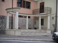 Monumento vicino alla centrale piazza Michele Aufiero