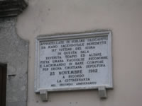 La lapide che ricorda i numerosi morti del terremoto del 23 novembre 1980