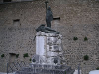 Il punto esterno corrispondente al Monumento ai Caduti, che stando alla tesi dell'Ingegnere Vincenzo Bellofatto, dovrebbe corrispondere a dove era situato il ponte levatoio