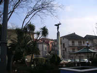 La piazza centrale di Torre Le Nocelle