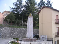 Il monumento ai Caduti, all'ingresso di Tufo