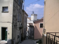 Nel borgo antico, con la vista della chiesa di S. Assunta, che svetta tra le palazzine