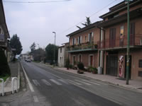 Una strada di Castel del Lago