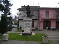 Il monumento ai Caduti a Castel del Lago