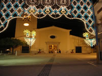 Immagine nottura durante una festa della chiesa di S. Maria Immacolata, anche detta chiesa di S. Maria e S. Alessio