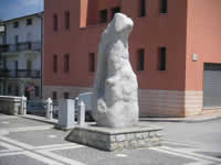 Il monumento celebrativo del nuovo millennio nella Piazza Risorgimento a Villamaina