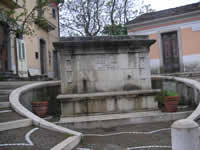 La bella fontana nel centro di Villanova del Battista