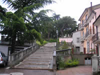 Scalinate che conducono ad un bel giardino nel centro di Villanova del Battista